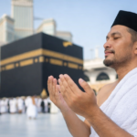 jamaah umroh semarang sedang berdoa di depan ka'bah masjidil haram mekkah