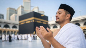 jamaah umroh semarang sedang berdoa di depan ka'bah masjidil haram mekkah