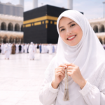 ibu jamaah umrah di makkah depan kaabah menggunakan hijab putih bersama agen umrah semarang terpercaya dan biaya umrah semarang terbaru