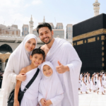 keluarga muslim sedang umrah di depan kabah mekkah bersama agen umroh semarang rima tour