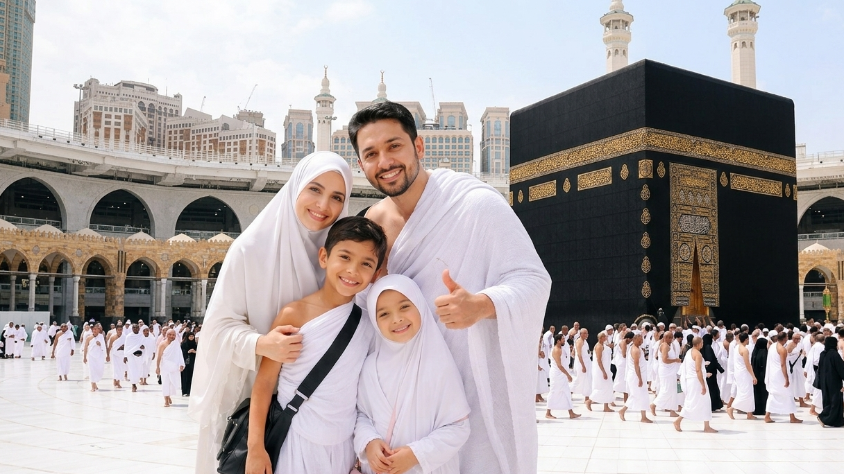 keluarga muslim sedang umrah di depan kabah mekkah bersama agen umroh semarang rima tour