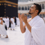 jamaah umrah sedang berdoa di depan ka'bah saat menjalankan ibadah umrah di masjidil haram makkah