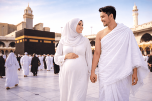 ibu hamil umrah berjalan bersama suami di Masjidil Haram Makkah