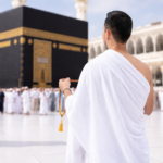 Jamaah umroh dari belakang membawa tasbih di depan ka'bah dengan rombongan di masjidil haram