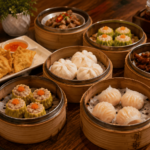 Aneka dimsum di atas meja kayu estetik dengan suasana hangat khas kuliner malam Semarang