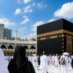 Pasangan jamaah umroh sedang berada di depan Ka'bah di Masjidil Haram Mekkah dengan suasana ibadah yang khusyuk dan tenang.