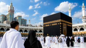 Pasangan jamaah umroh sedang berada di depan Ka'bah di Masjidil Haram Mekkah dengan suasana ibadah yang khusyuk dan tenang.