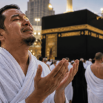 Jamaah umrah sedang menangis haru dan berdoa di depan Ka'bah saat menjalankan ibadah umrah