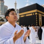 Jamaah umrah asal Indonesia sedang berdoa di depan Ka'bah di Masjidil Haram dengan suasana tenang dan khusyuk